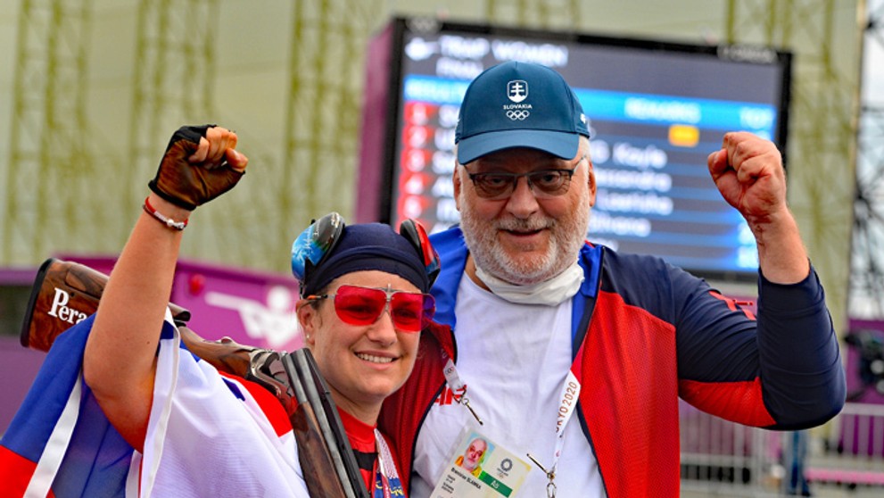 Zuzana Rehák Štefečeková a tréner Branislav Slamka sa tešia zo zisku zlatej medaily po triumfe vo finále trapu.