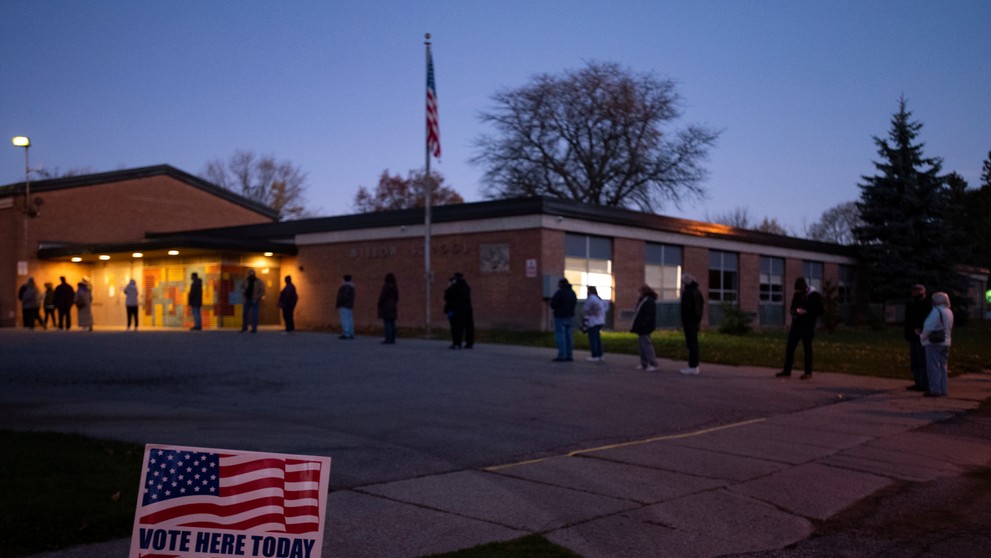 Obyvatelia Dallasu čakajú na vstup do hlasovacej miestnosti, ktorú zriadili v miestnom kostole.
