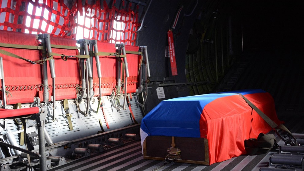 Rakva s telom pilota Olega Peškova, ktorý zahynul po zostrelení ruskej stíhačky. (2)