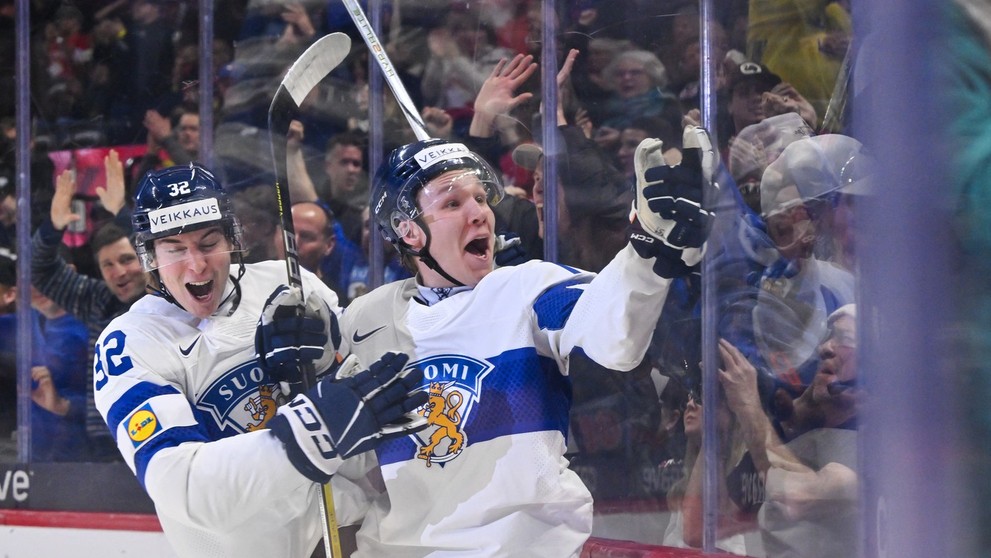Tuomas Uronen oslavuje gól vo fínskom drese