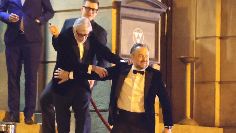 Na sxhodoch mu museli pomáhať.