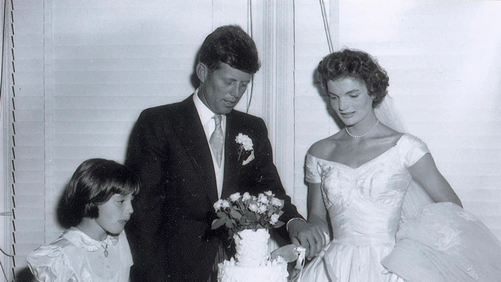 Na archívnej snímke z 12. septembra 1953  John F. Kennedy a manželka Jacqueline krájajú svadobnú tortu.