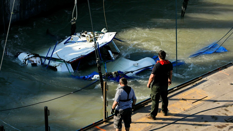 Z hladiny Dunaja zdvíhajú potopenú výletnú loď