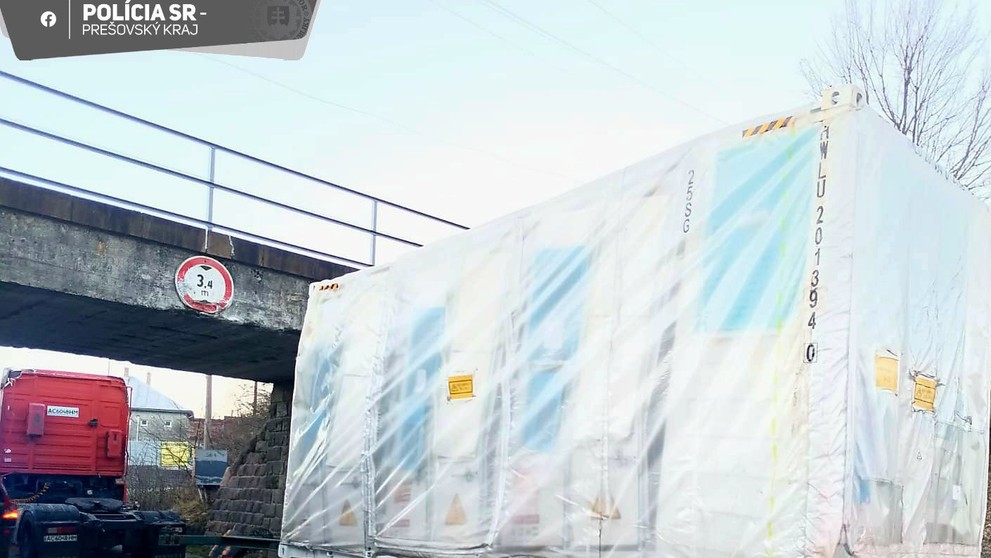 Kamión posunul most aj s koľajnicami