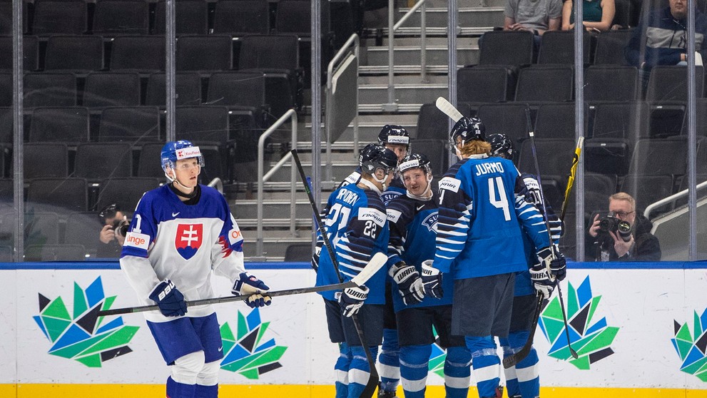 Hokejisti Fínska oslavujú gól proti SR na MS juniorov.