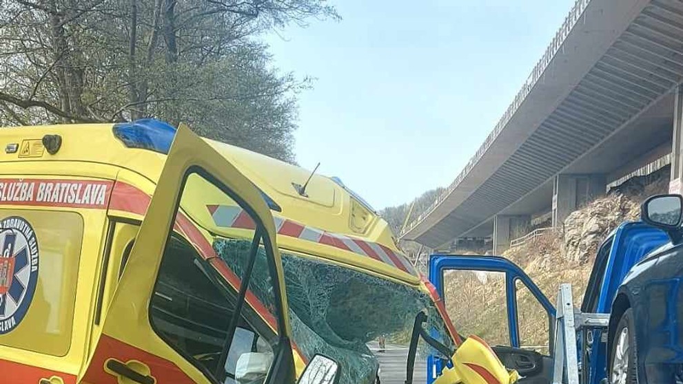 Sanitka sa zrazila s odťahovkou.