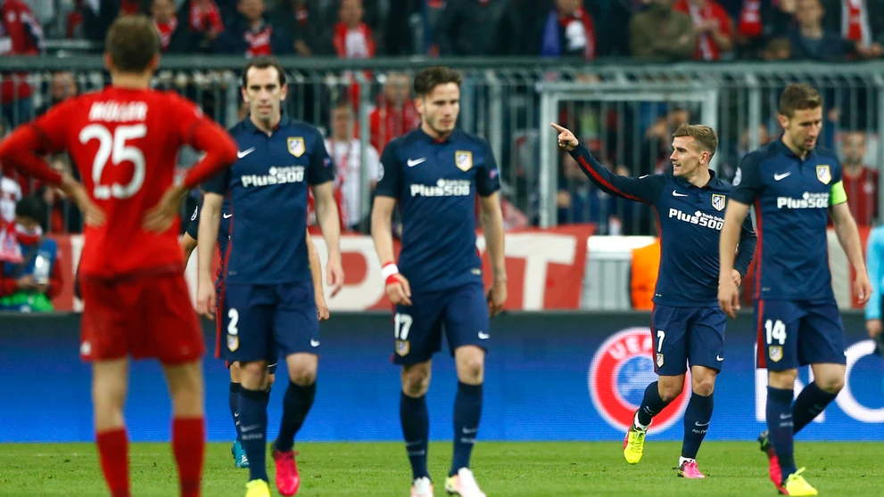 Hráči Atlética oslavujú gól do siete Bayernu v odvete semifinále LM.