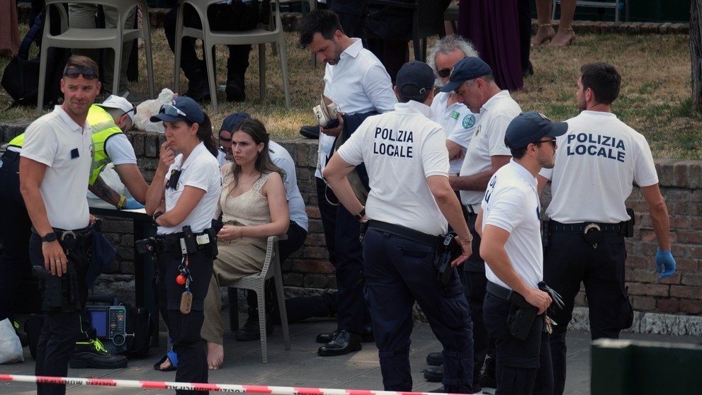 Na skupinu ľudí v Benátkach spadol dub