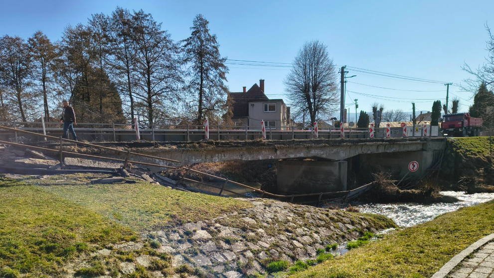 V Opatovciach nad Nitrou sa do rieky zrútila časť mostnej konštrukcie.