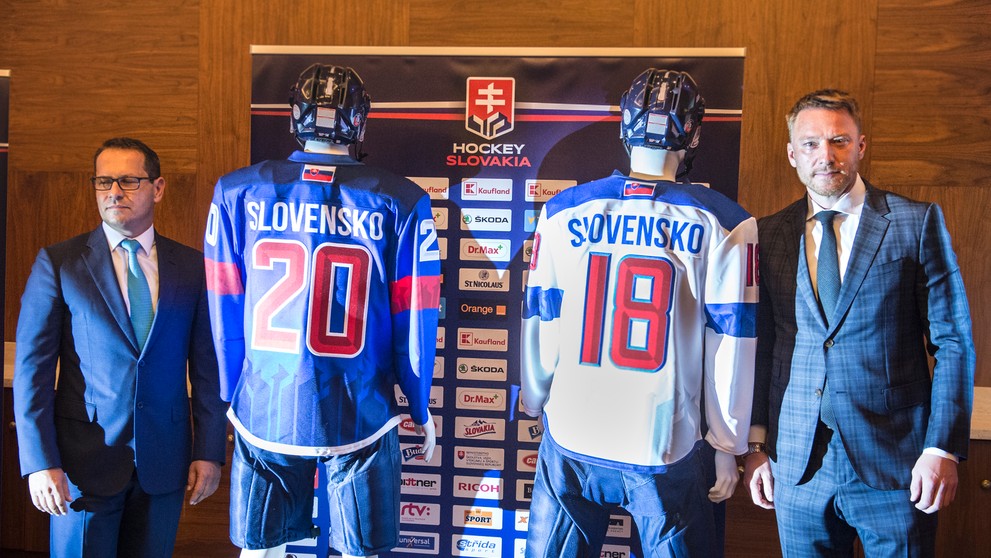Šéf SZĽH Martin Kohút a Marián Hossa predstavili nové dresy.