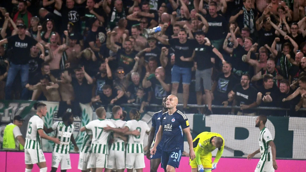 Futbalisti Ferencvárosu sa tešia po strelení gólu počas úvodného zápasu 2. predkola LM proti Slovanu Bratislava.