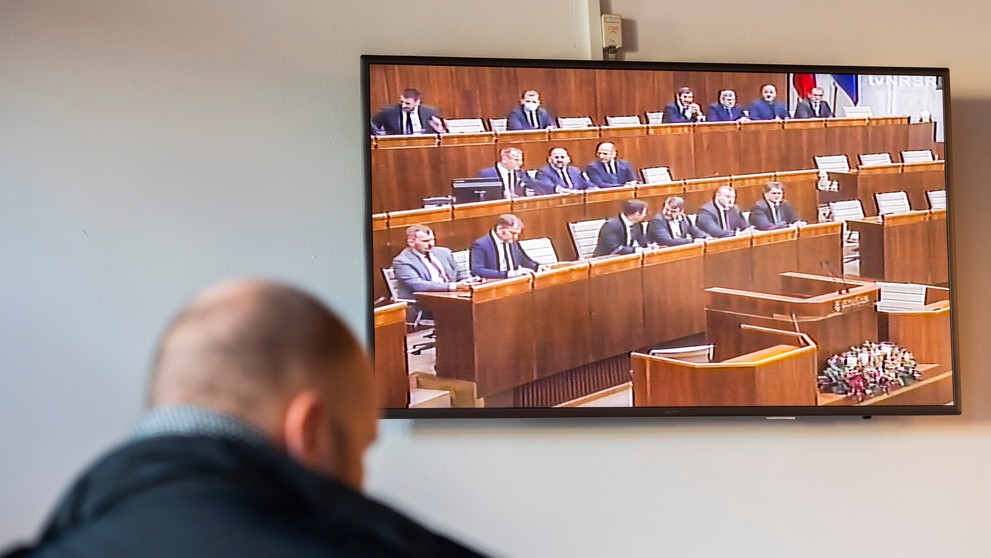 Schôdza v parlamente.