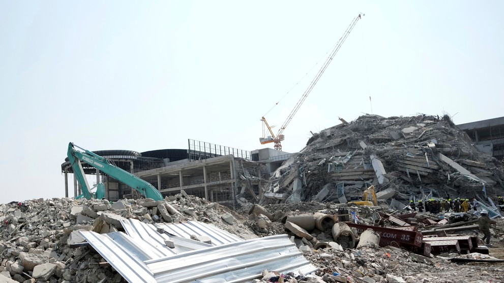 Na snímke záchranári zasahujú po zemetrasení v thajskej metropole Bangkok.