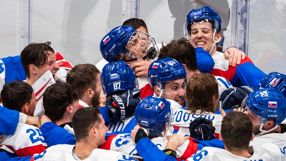 Radosť slovenských hokejistov po zisku bronzu.