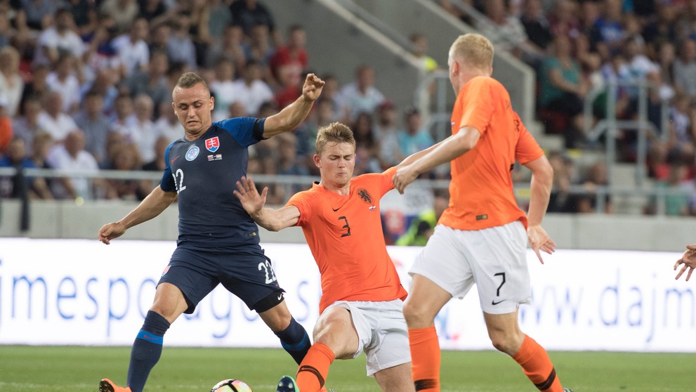 Stanislav Lobotka (vľavo) v súboji o loptu s Holanďanom Matthijsom de Ligtom (v strede) v prípravnom zápase.