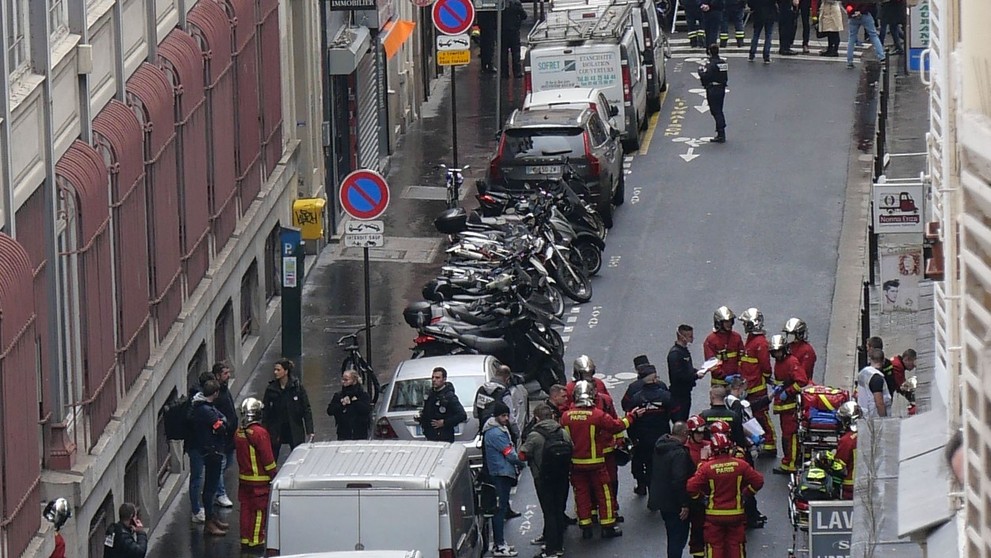 Polícia po streľbe uzavrela ulicu Rue d'Enghien v 10. parížskom obvode. 