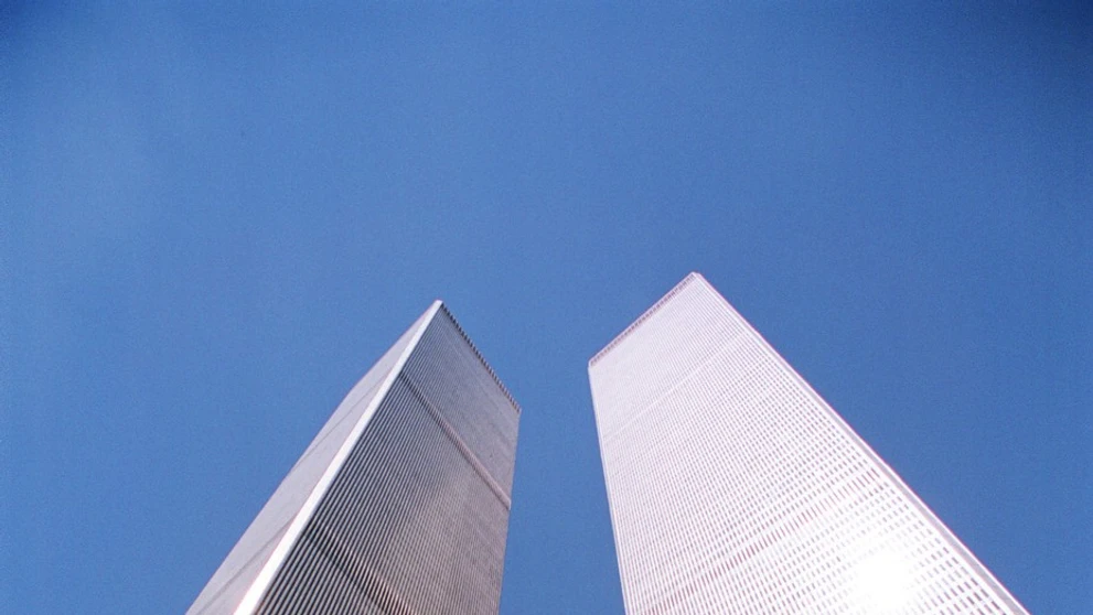 Práce na Svetovom obchodnom centre začali v roku 1966, o sedem rokov neskôr bolo hotovo. Autorom návrhu bol americký architekt japonského pôvodu Minoru Yamasaki. Obe budovy mali 110 poschodí a výšku cez 400 metrov.