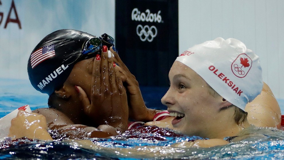 Američanka Simone Manuelová a Kanaďanka Penny Oleksiaková