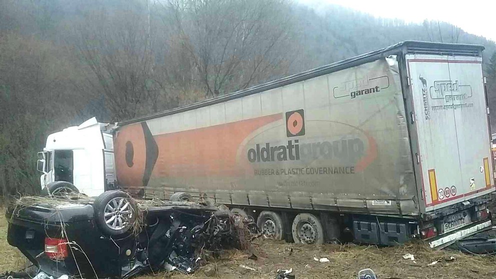 Vodič osobného auta nemal šancu prežiť.