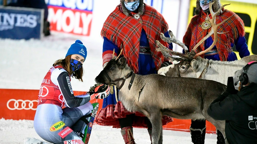 Petra Vlhová pózuje so sobom po triumfe v druhom slalome  sezóny Svetového pohára vo fínskom Levi v nedeľu 22. novembra 2020.