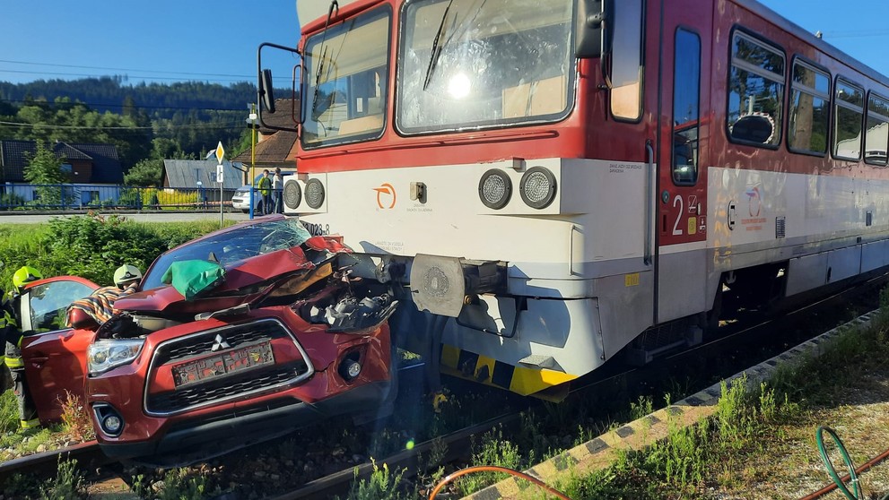 Zrážka osobného auta a vlaku smerujúceho do Nižného Kelčova.