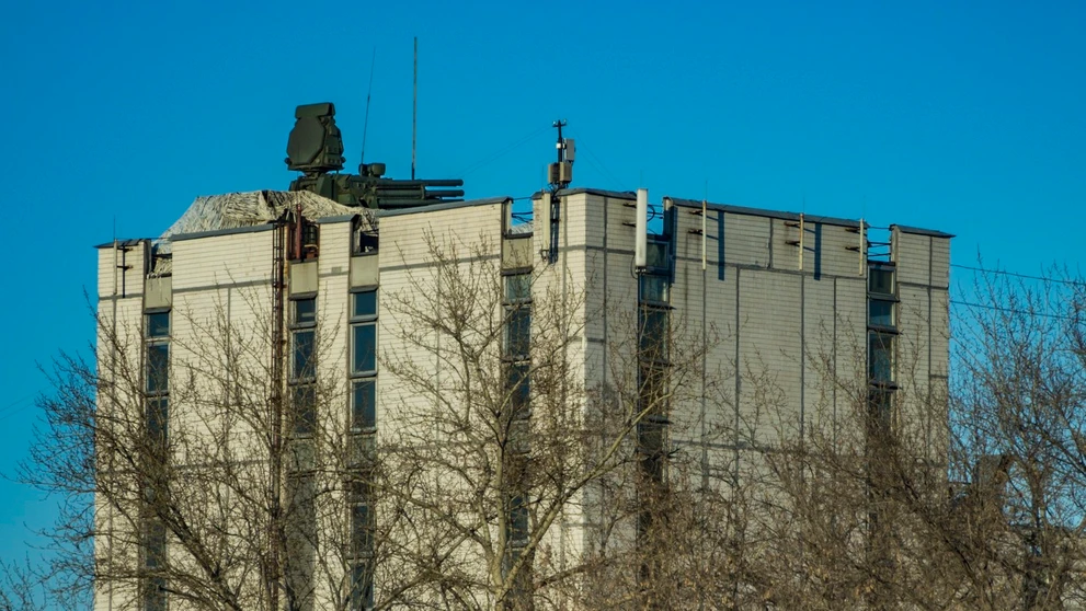 Protilietadlový systém Pantsir na streche administratívnej budovy v Moskve.