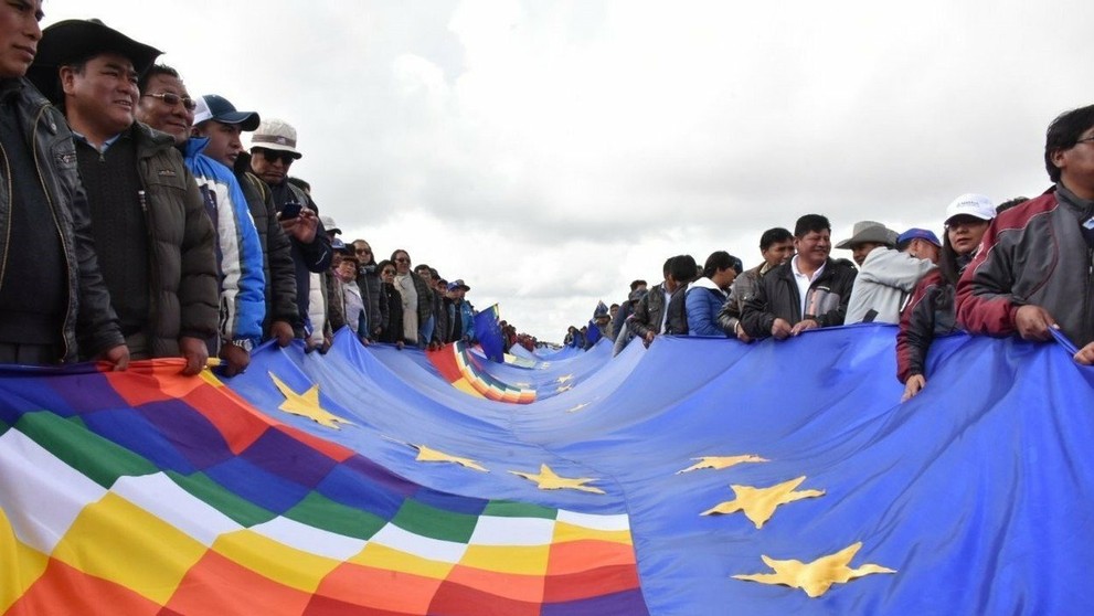 Bolívijčania rozvinuli naldlhšiu vlajku na svete.