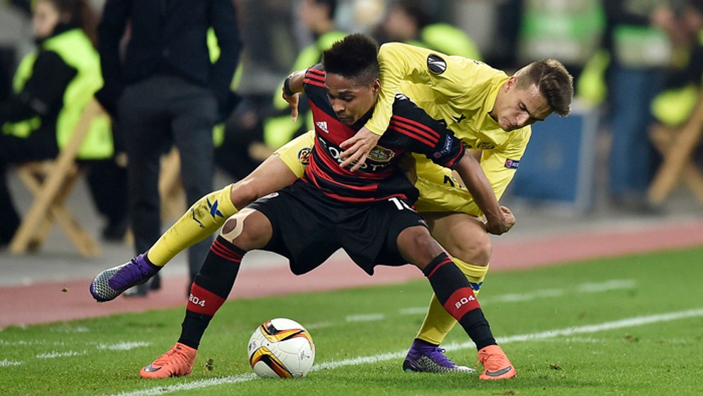 Vpravo hráč Villarrealu Denis Suarez a vľavo hráč Leverkusenu Wendell .