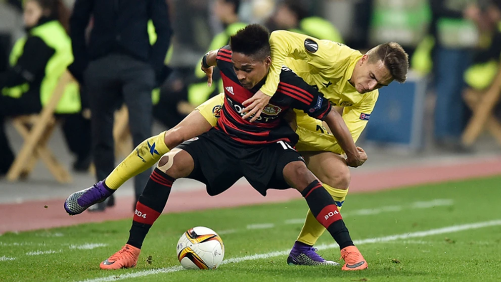 Vpravo hráč Villarrealu Denis Suarez a vľavo hráč Leverkusenu Wendell .