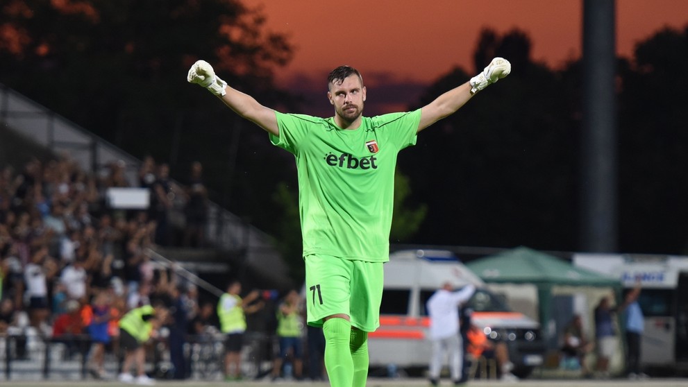 Zľava Trnavčan Filip Dangubič a Josip Tomaševič v prvom zápase 2. predkola EL na pôde Plovdivu.