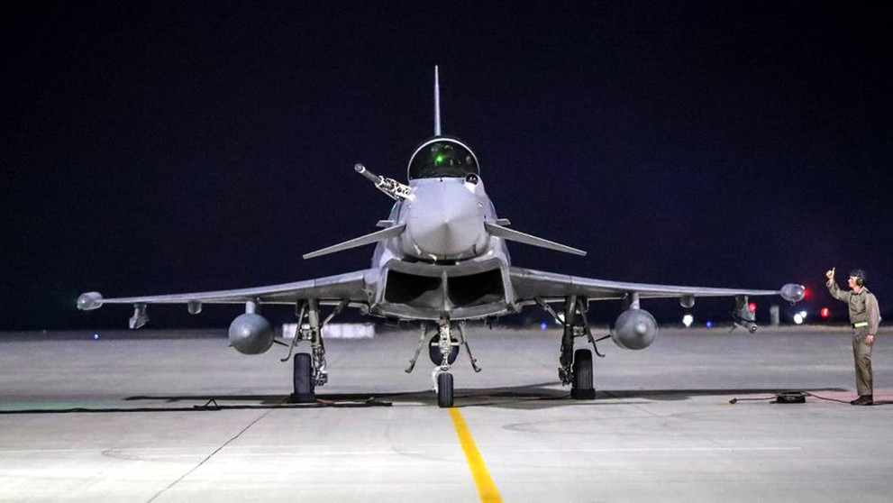 Na fotografii, ktorú zverejnila Katarská tlačová agentúra (QNA), je zachytené viacúčelové stíhacie lietadlo Eurofighter Typhoon.