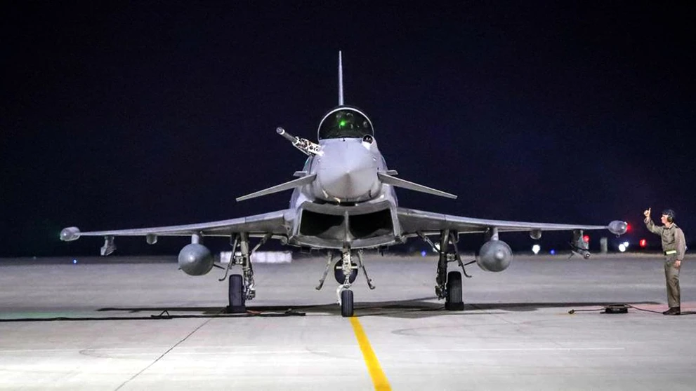 Na fotografii, ktorú zverejnila Katarská tlačová agentúra (QNA), je zachytené viacúčelové stíhacie lietadlo Eurofighter Typhoon.