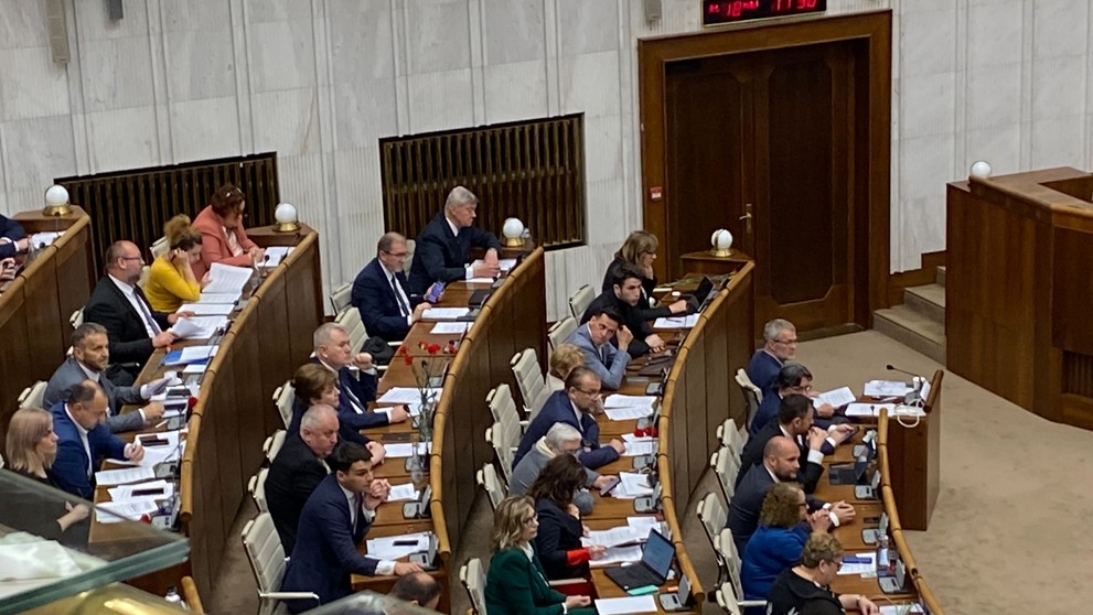 Matovič rozdával v pléne NRSR karafiáty.