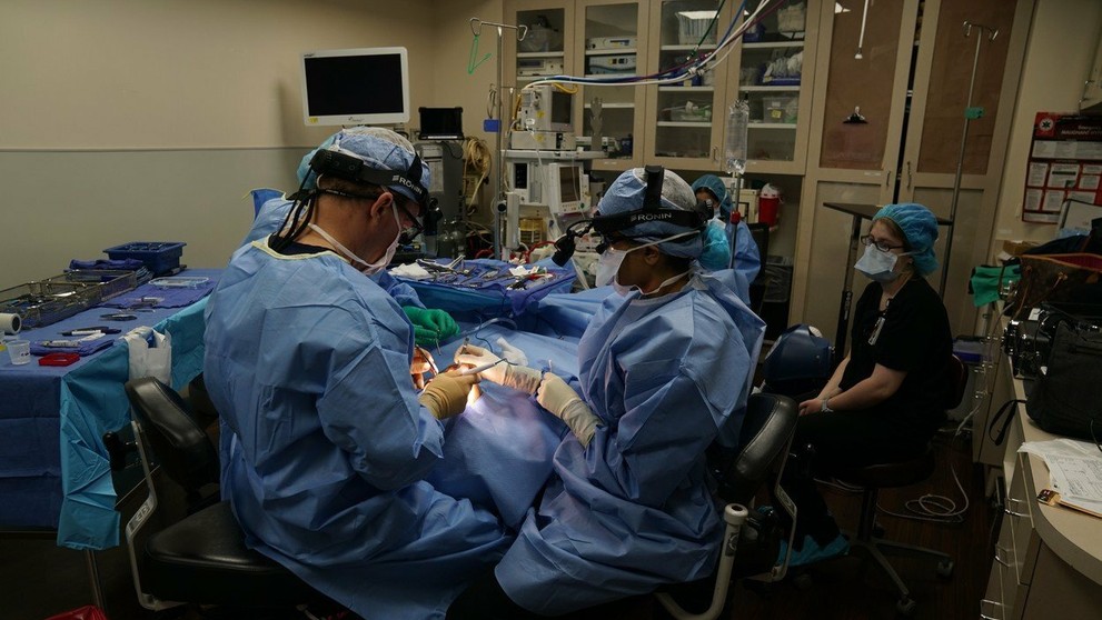 Ophelia Vanity na operácii očí.