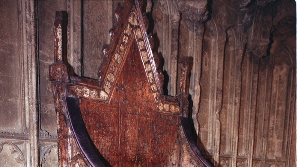 Kameň bude počas slávnosti umiestnený pod korunovačným trónom.