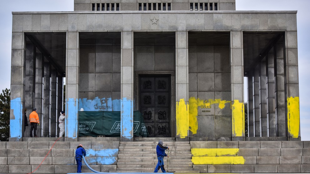 Čistenie pamätníka na Slavíne.
