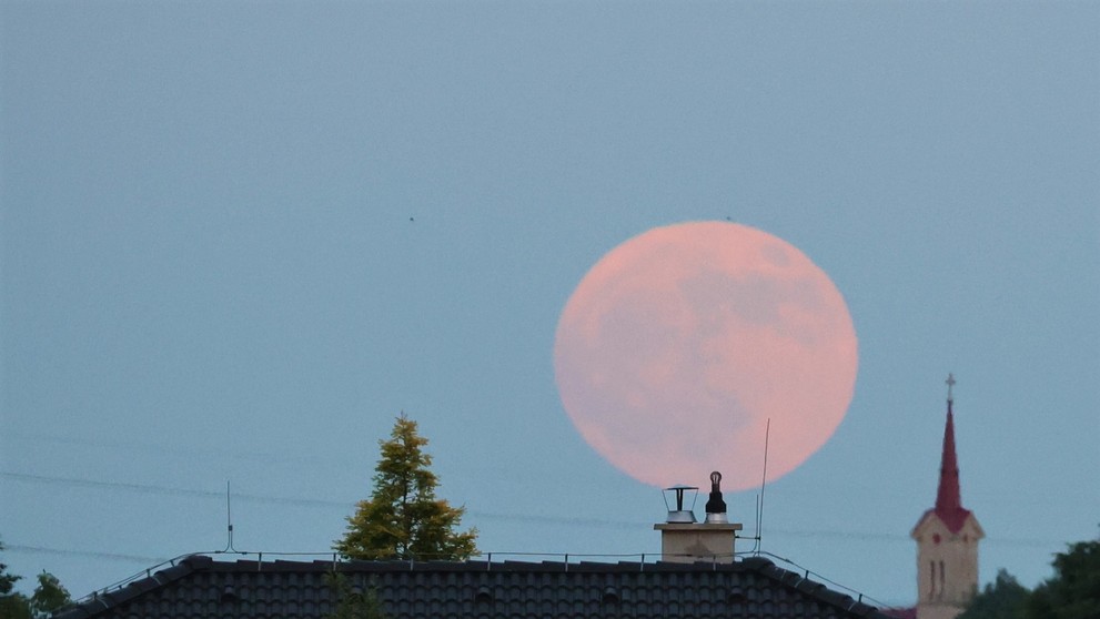 "Jahodový" spln nad dedinou.