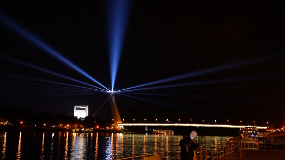 Svetelná inštalácia Maják - na moste SNP.
