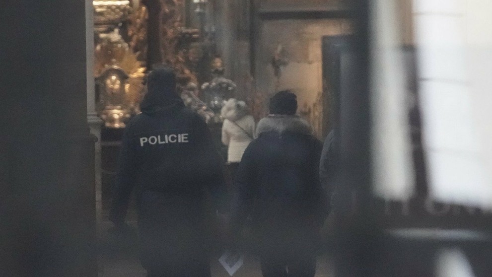 V Katredále svätého Víta hviezdy sprevádzali policajti. 
