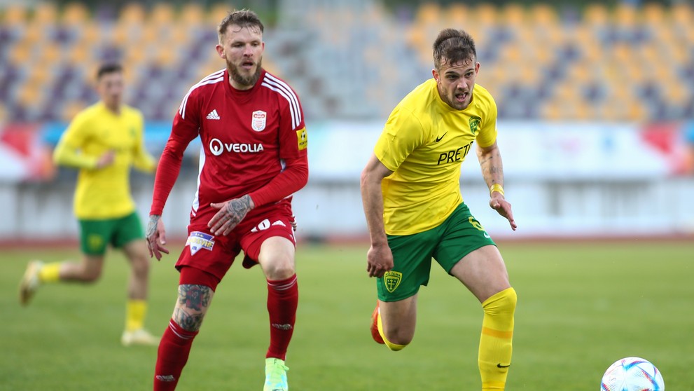 Sprava Matúš Rusnák (Žilina) a Branislav Ľupták (Banská Bystrica) v zápase 7. kola skupiny o titul vo Fortuna lige.