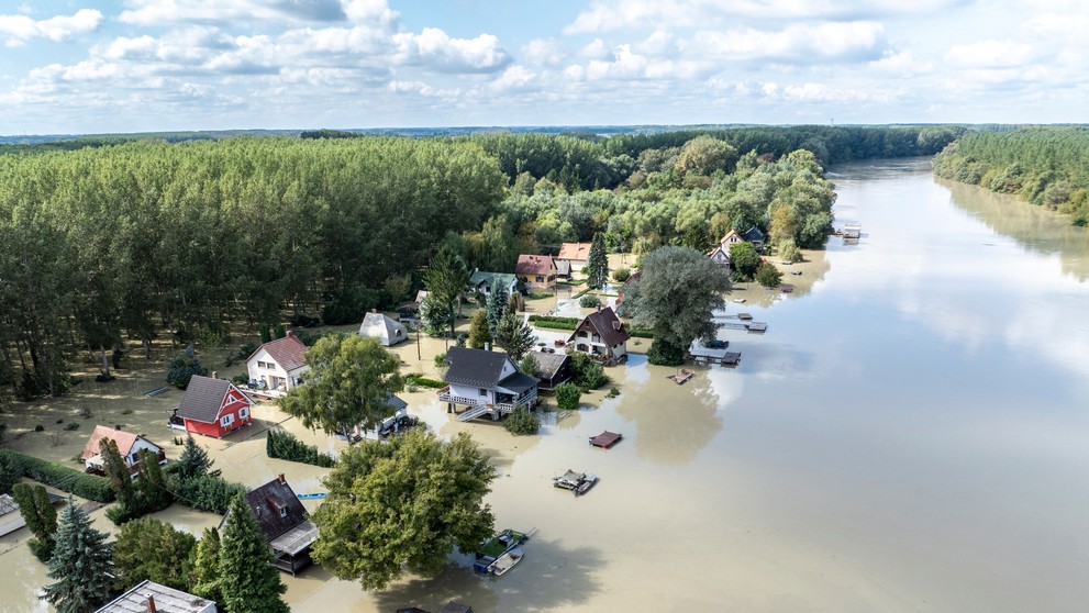 Na leteckej snímke zaplavená maďarská obec Vének a rozvodnený Dunaj pri maďarskom Győre.