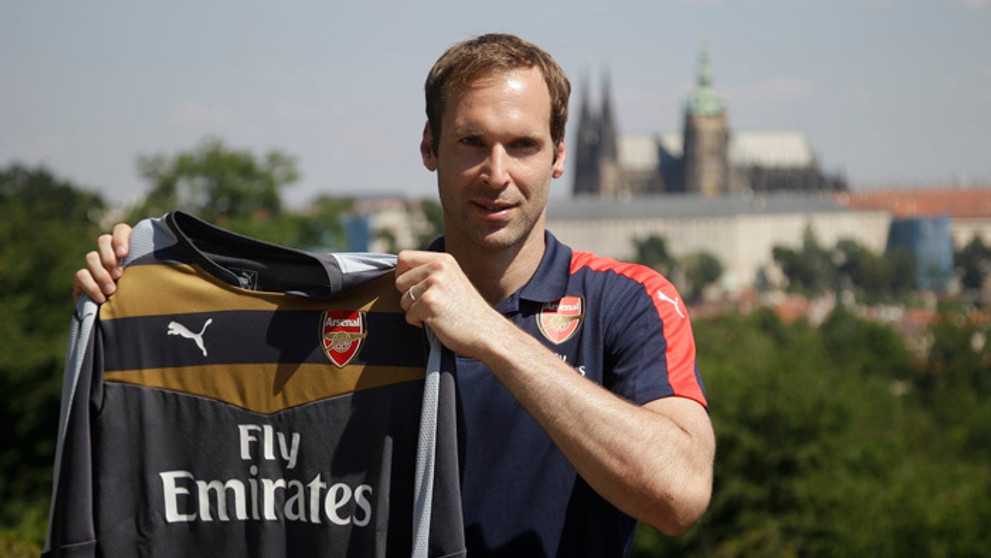  Český reprezentačný brankár Petr Čech pózuje fotografom s brankárskym dresom Arsenalu Londýn.