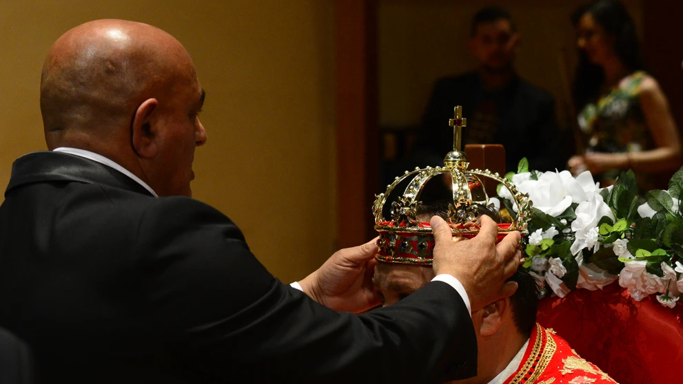 Rómsky kráľ Róbert Botoš pri korunovácii v roku 2014