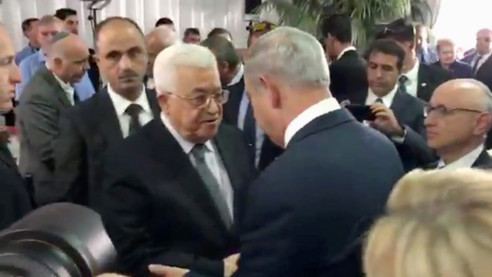 Palestínsky prezident Mahmúd Abbás si podal ruku na pohrebe Šimona Peresa s premiérom Benjaminom Netanjahuom.