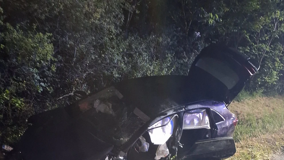 Auto skončilo po náraze mimo cesty.