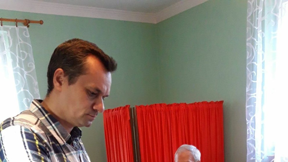 Voľby v obcí Príkra v starostovej obývačke.