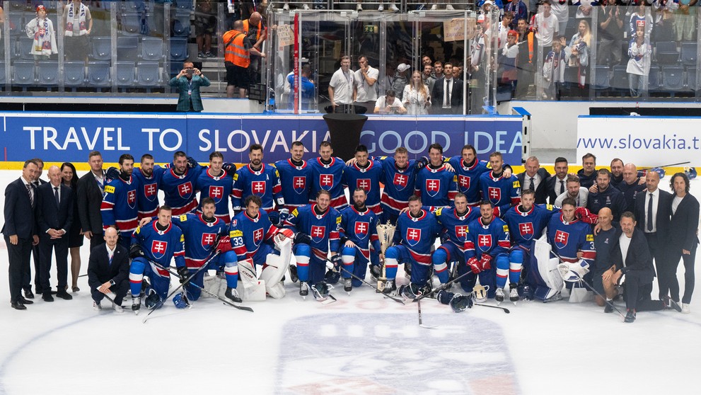 Na snímke slovenský hokejový tím pózuje s trofejou po víťazstve.