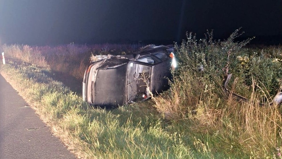 Auto skončilo prevrátené na boku.