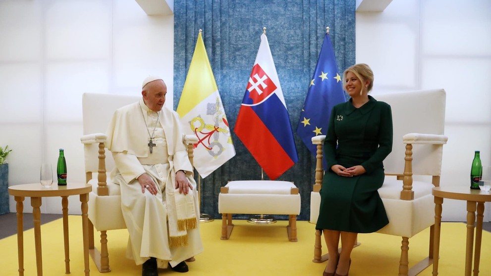 Papež a prezidentka Zuzana Čaputová v salóniku.