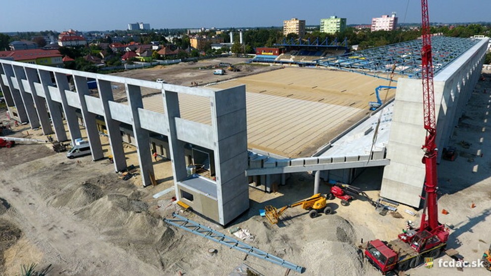 Rozostavaný štadión futbalového klubu DAC Dunajská Streda.
